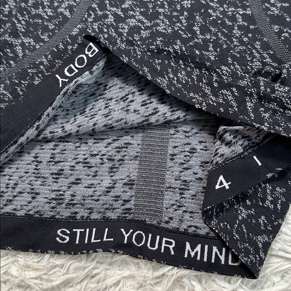 Lululemon Swiftly Tech Short Sleeve Shirt 2.0 Distorted Static Black / Alpine Wh - Picture 2 of 4